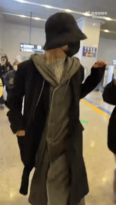 爆灵超机场殴打女粉丝灵超机场拽头发殴打女粉丝 灵超机场殴打女粉丝 拽头发拖拽 