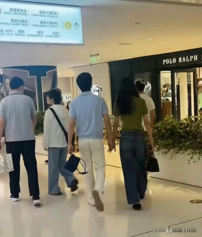 井柏然，最新状况曝光。

已经很久没见井柏然出现在大众视野里了。
6月8日，有网