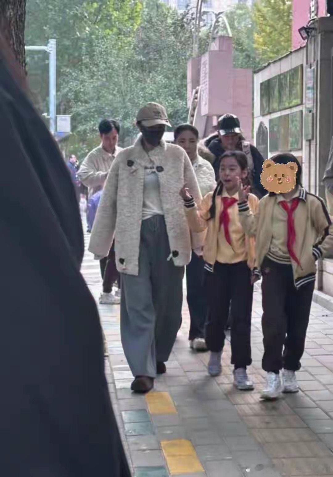 45岁董璇，因为“二婚”又火了一把。虽然张维伊不是被大众看好的“模范丈夫”，却实