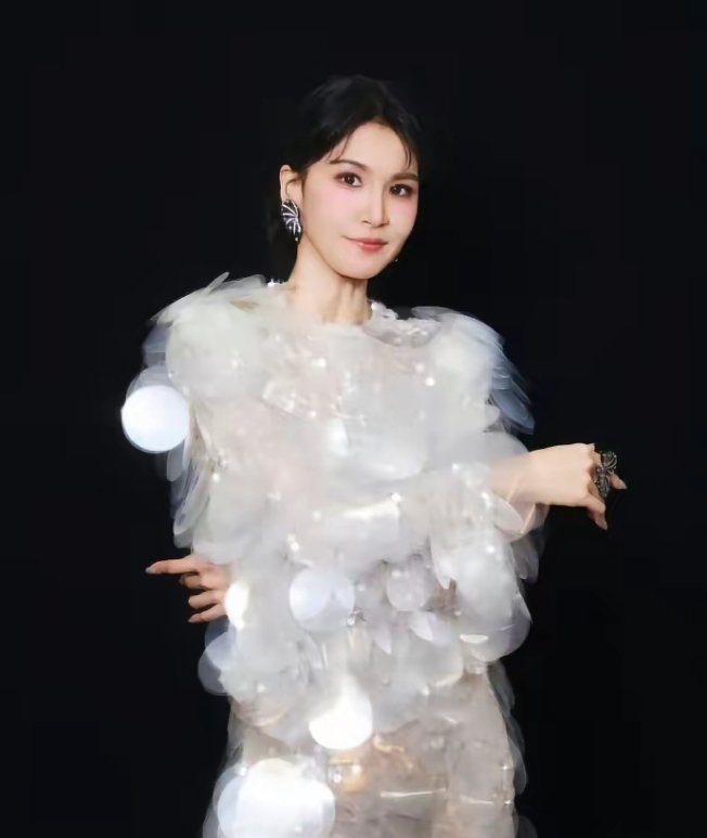 因为曾沛慈、黄灿灿粉丝冲突，黄灿灿早期言论被扒掉商务了。其实黄灿灿和曾沛慈友谊的