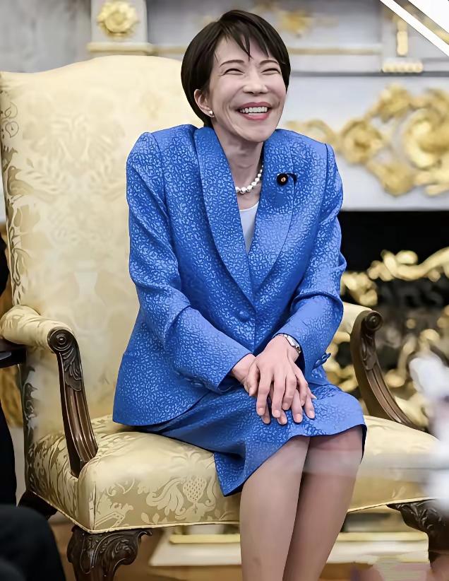 这是日本首相高市早苗，
这是她在美国白宫的丑态，
又老又丑，
见到了美国主子，