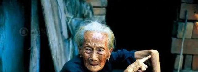 1939年，19岁少女，被日军推进洗澡房。翻译官笑眯眯说：“你有福了！你很漂亮，