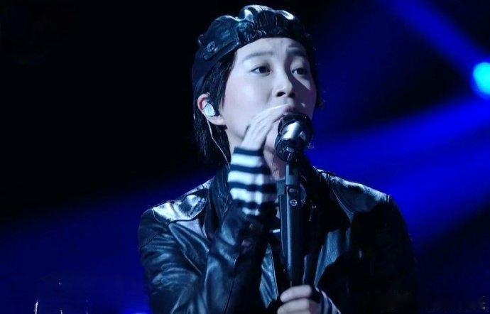 窦靖童顶着两坨泡面就出来了谁把泡面倒窦靖童肩上了歌手直播窦靖童直播随性自在，独特