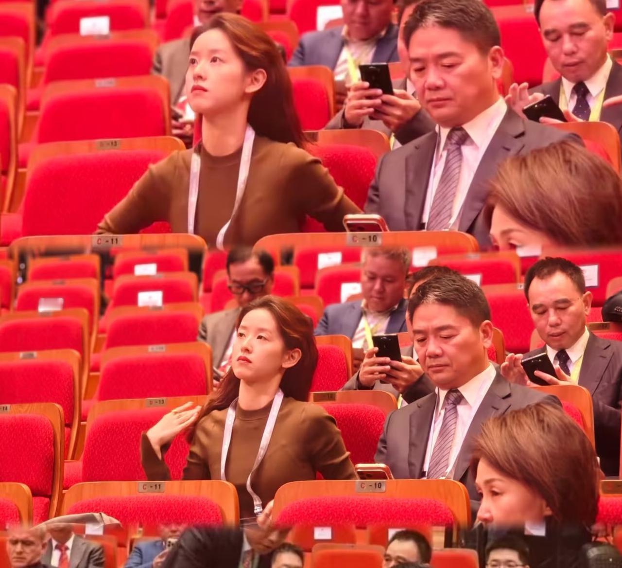 着实挺尴尬的…

刘强东和章泽天在韩国汇合，两人表情很严肃。

东哥一有空就忙着