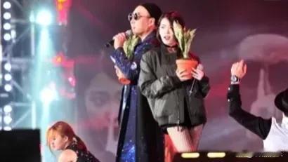 随着夜幕的降临，丹河体育场在灯光的映衬下，宛如一颗镶嵌在夜空中的璀璨明珠。手持荧
