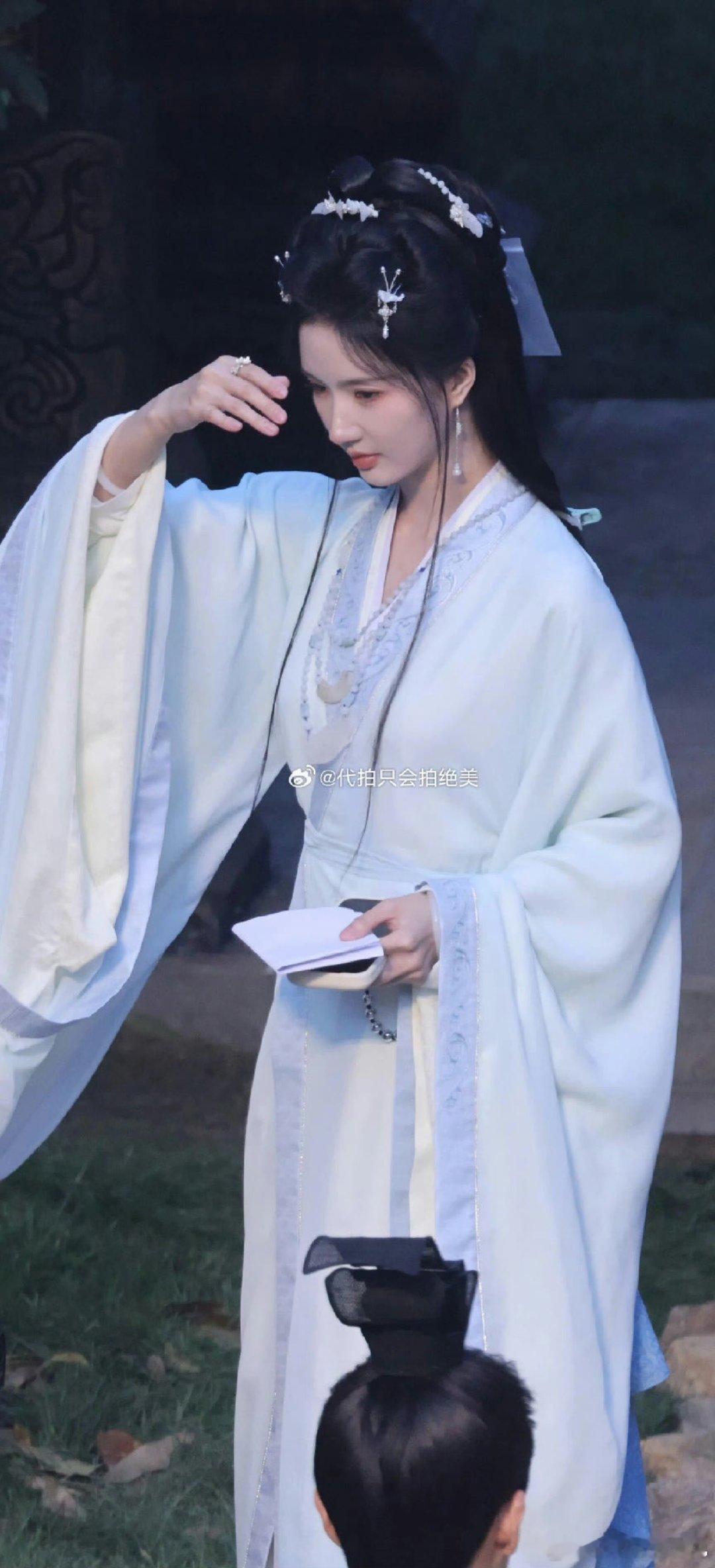 刘些宁古装越素越美归良辰刘些宁《归良辰》路透美到失语，素衣造型越看越有韵味 