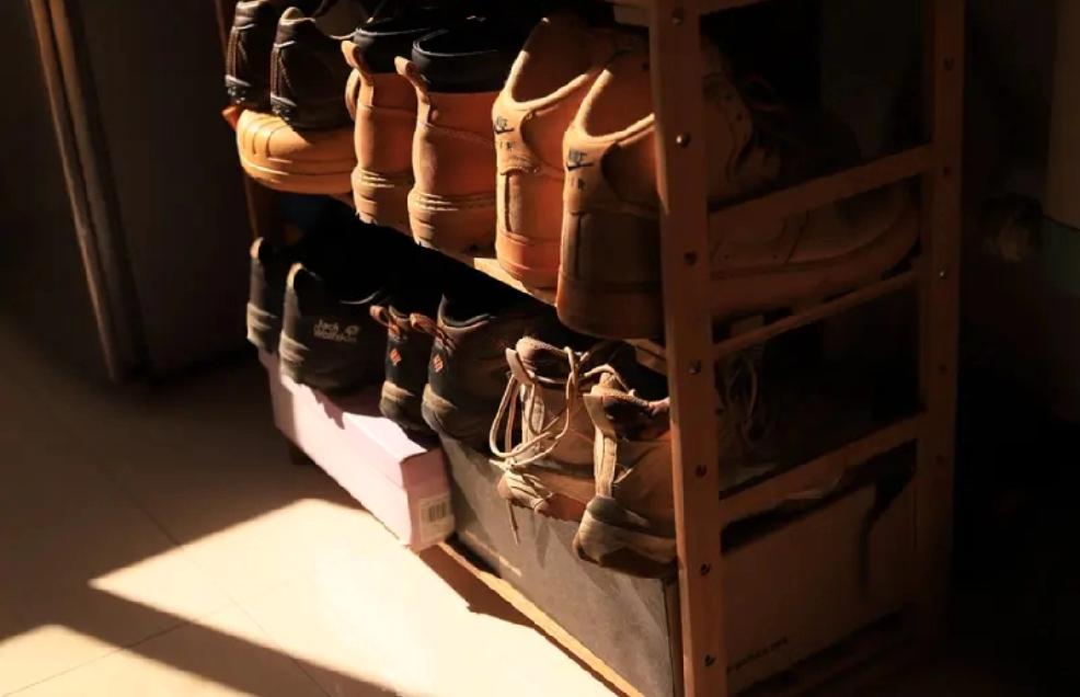 对于邻居在楼道放鞋架这事，真得看楼道大小和格局。老旧小区，楼道特别窄，也就一米来