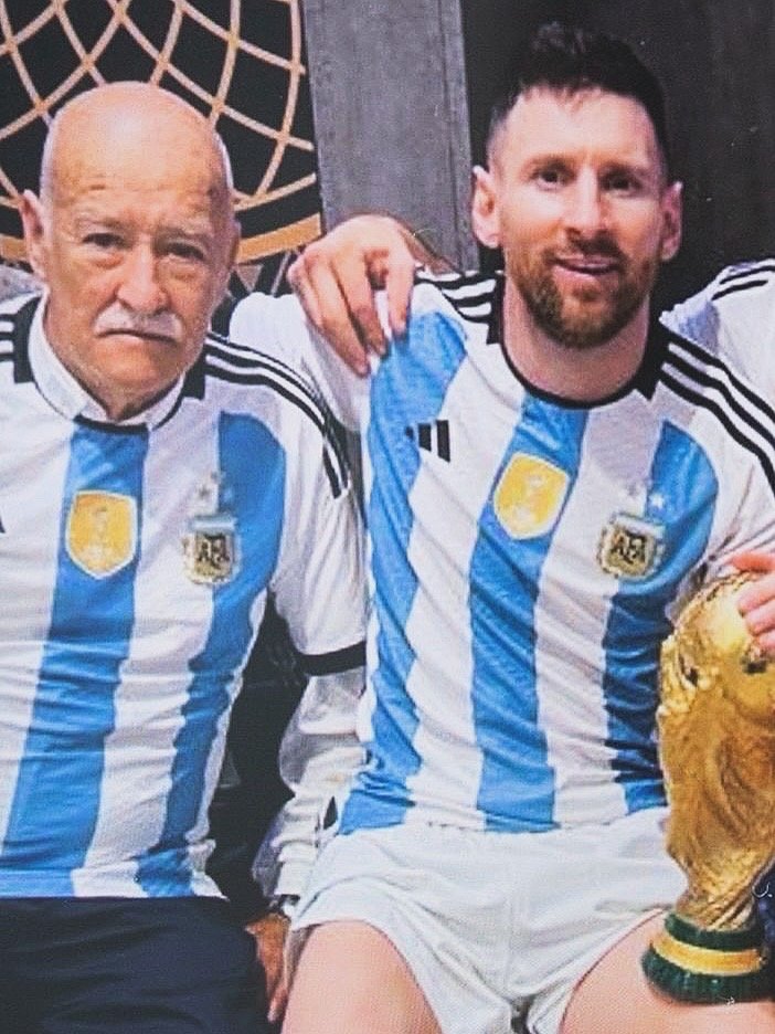 🙏梅西更新IG悼念73岁的阿根廷国家队领队奥马尔·苏托离世🕊📲“您始终如一