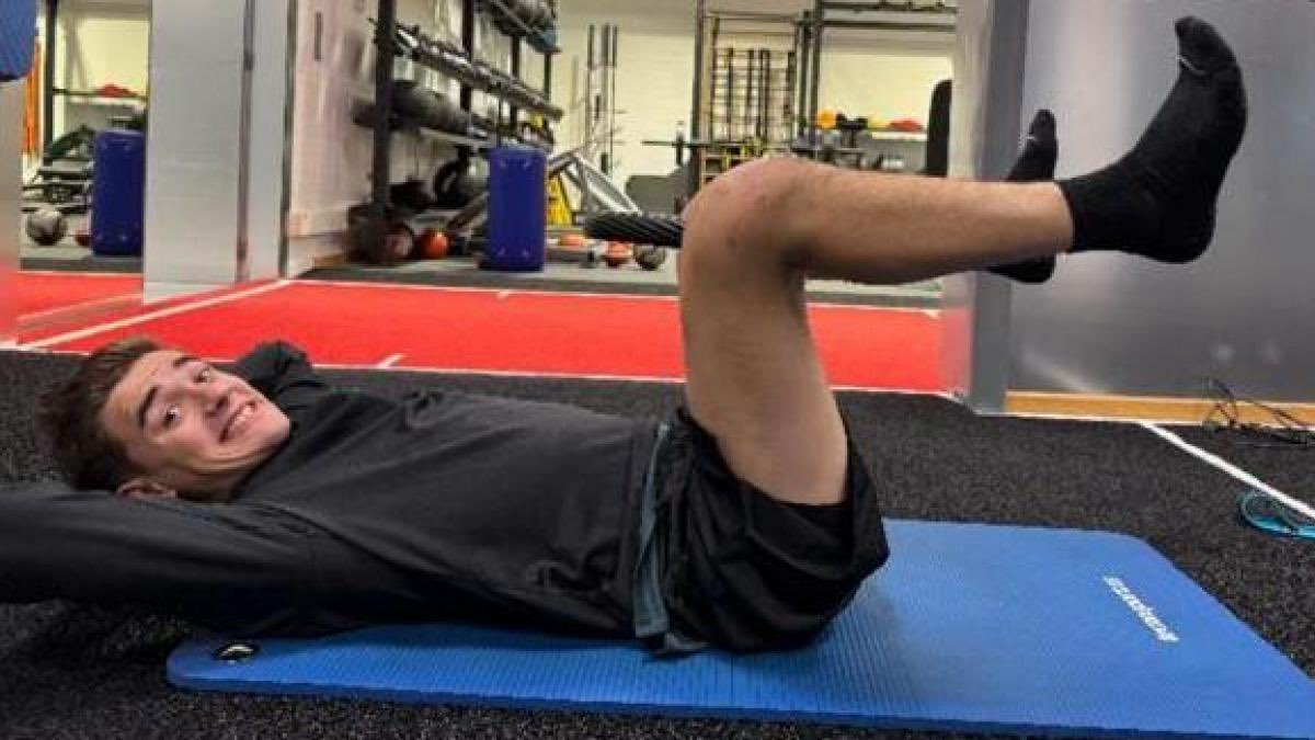 每体：自从受伤以来，加维就把训练场当成了第二个家。日复一日，即使是在假期，他也会