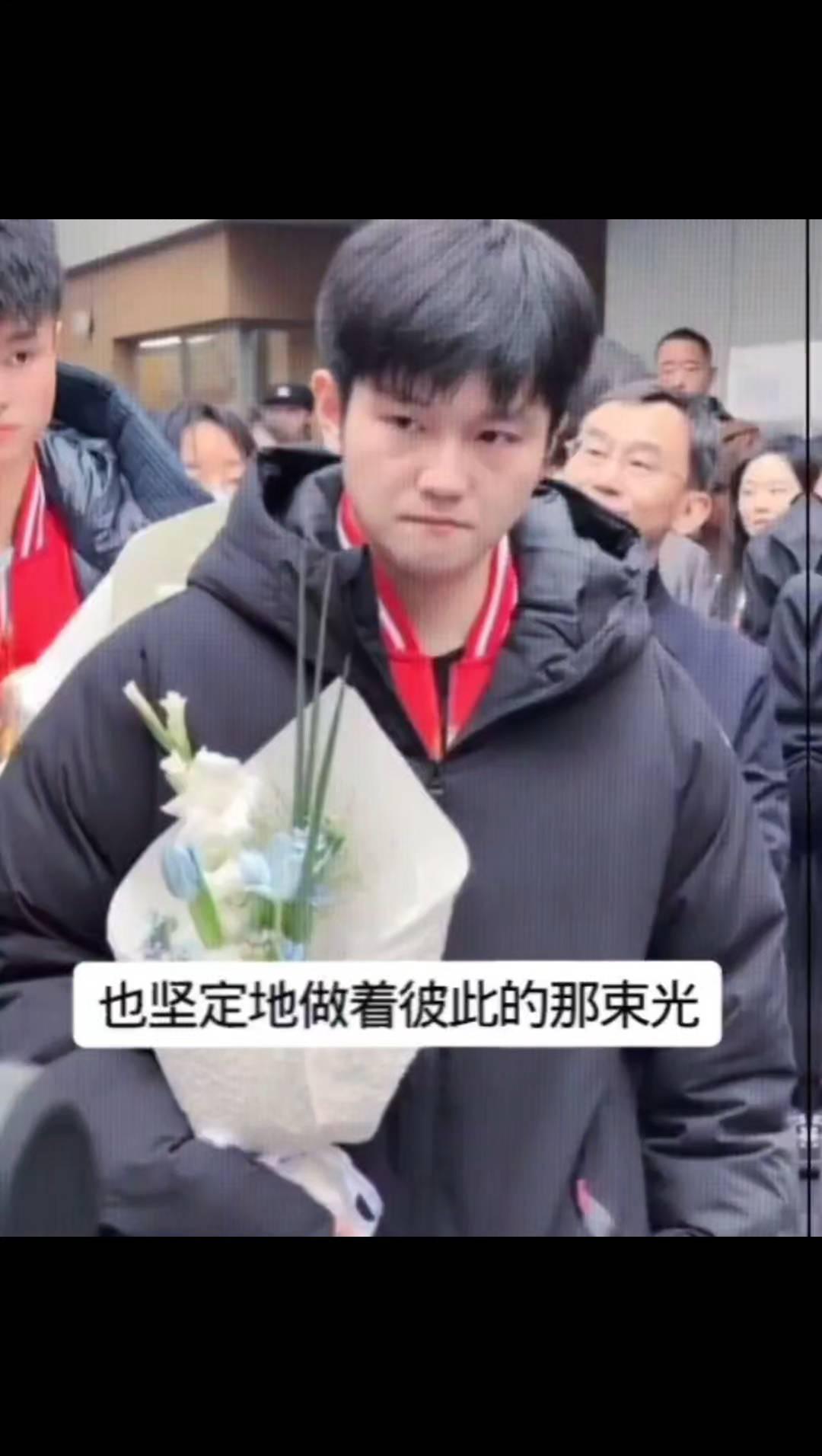 也坚定地做着彼此的那束光。