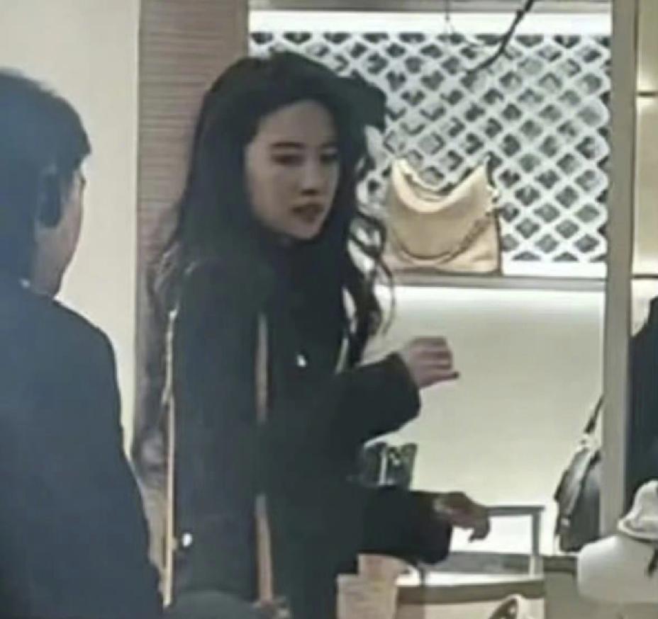 刘亦菲，不愧是你！

1月29日上午，网友偶遇刘亦菲逛街的照片刷屏了，商场里，她