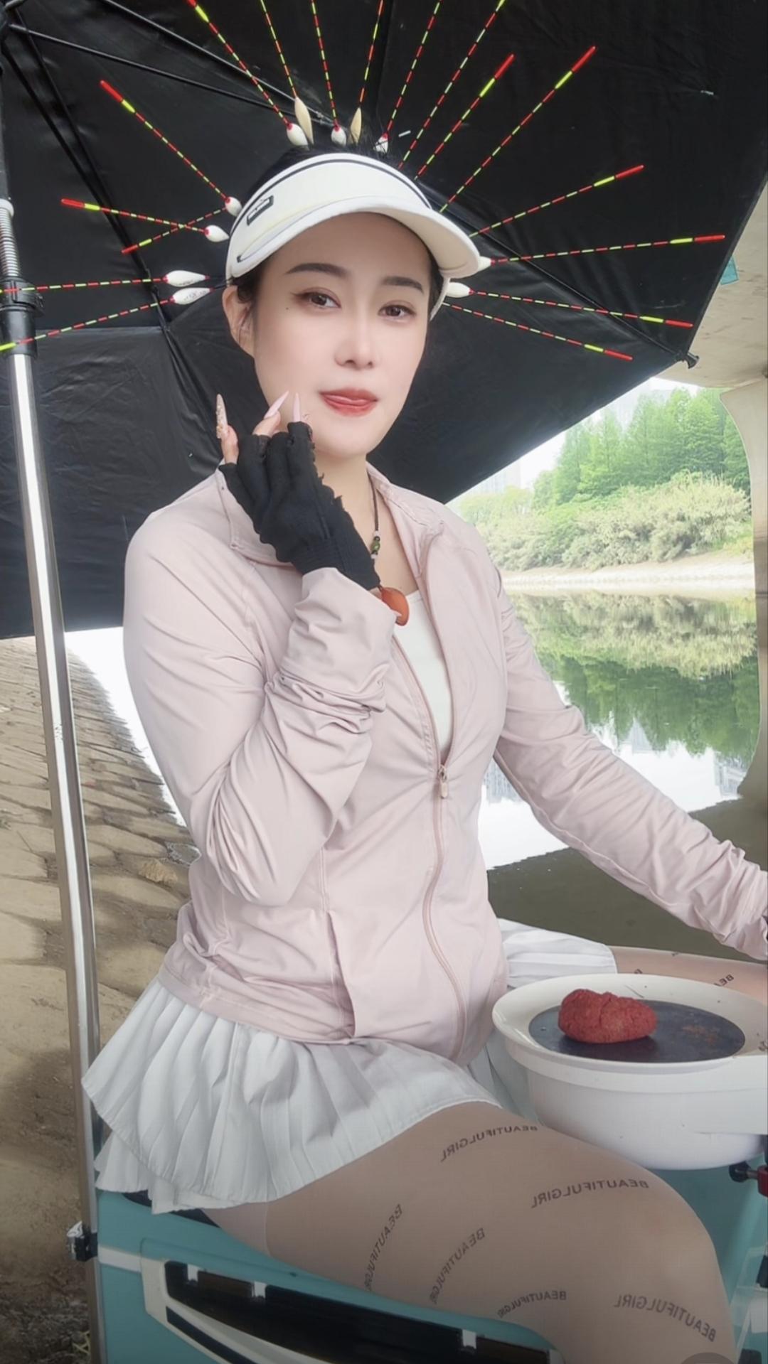 分享我这周有趣的事：这钓鱼女主播的造型很特别啊，就是不知道钓鱼技术怎么样？不过看