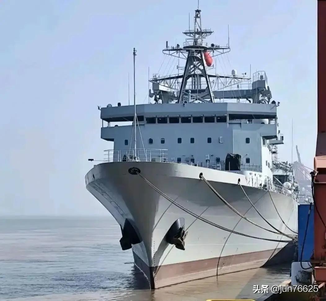 中国海军远洋保障力量迎来重要补充！近日，网上图片显示，又有两艘新建的903A型综