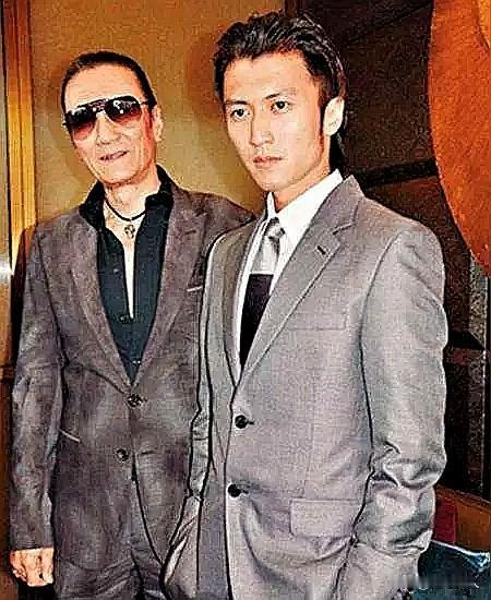 提起谢霆锋，很多人只看到他如今风光无限，却没想到，他当年踏入娱乐圈不是为了梦想，
