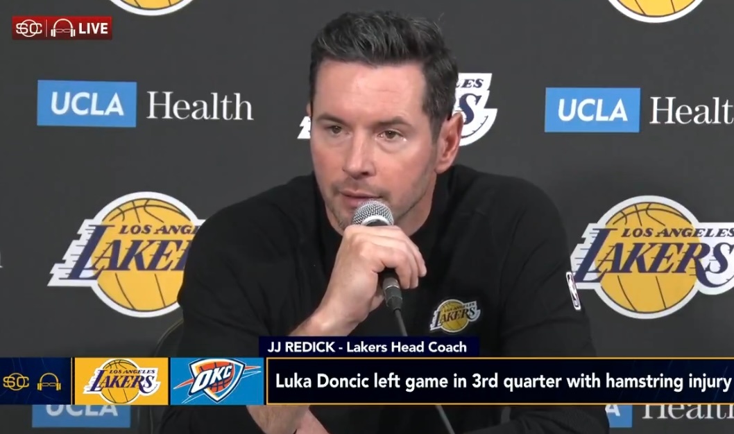 全用伤了💔雷迪克谈里夫斯的背部伤势：“当时他在抢一个失控的地板球，姿势扭得很奇