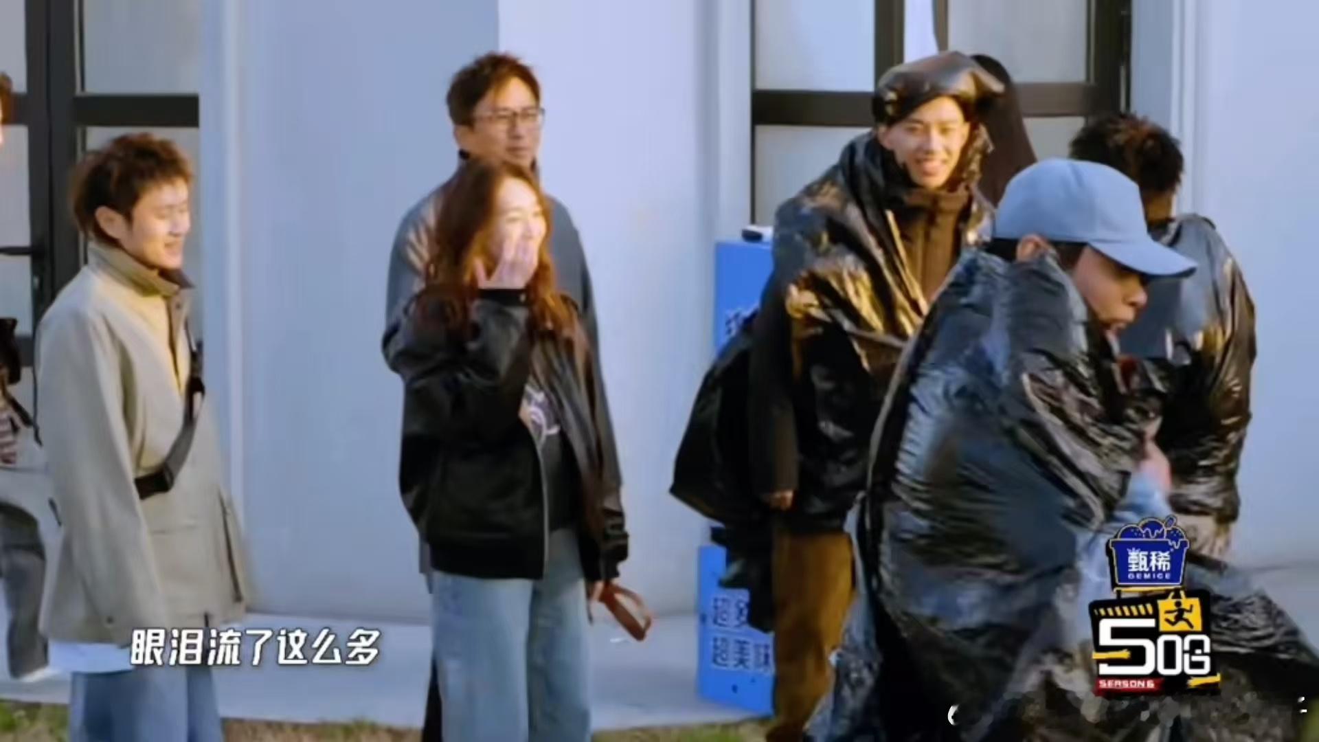 李小冉五哈哭了邓超有被李小冉安慰到哈哈哈哈哈李小冉怼邓超说脸都不要了  李小冉：