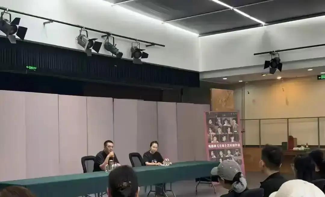 2024年7月2日，张嘉益穿着短袖和休闲裤走进北京电影学院，顶着一头刚染黑的头发