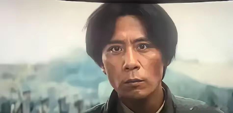 终于看到有人讲出来，刘烨扮演伟人的不对劲之处了。很多人其实别扭的不是五官像不像，