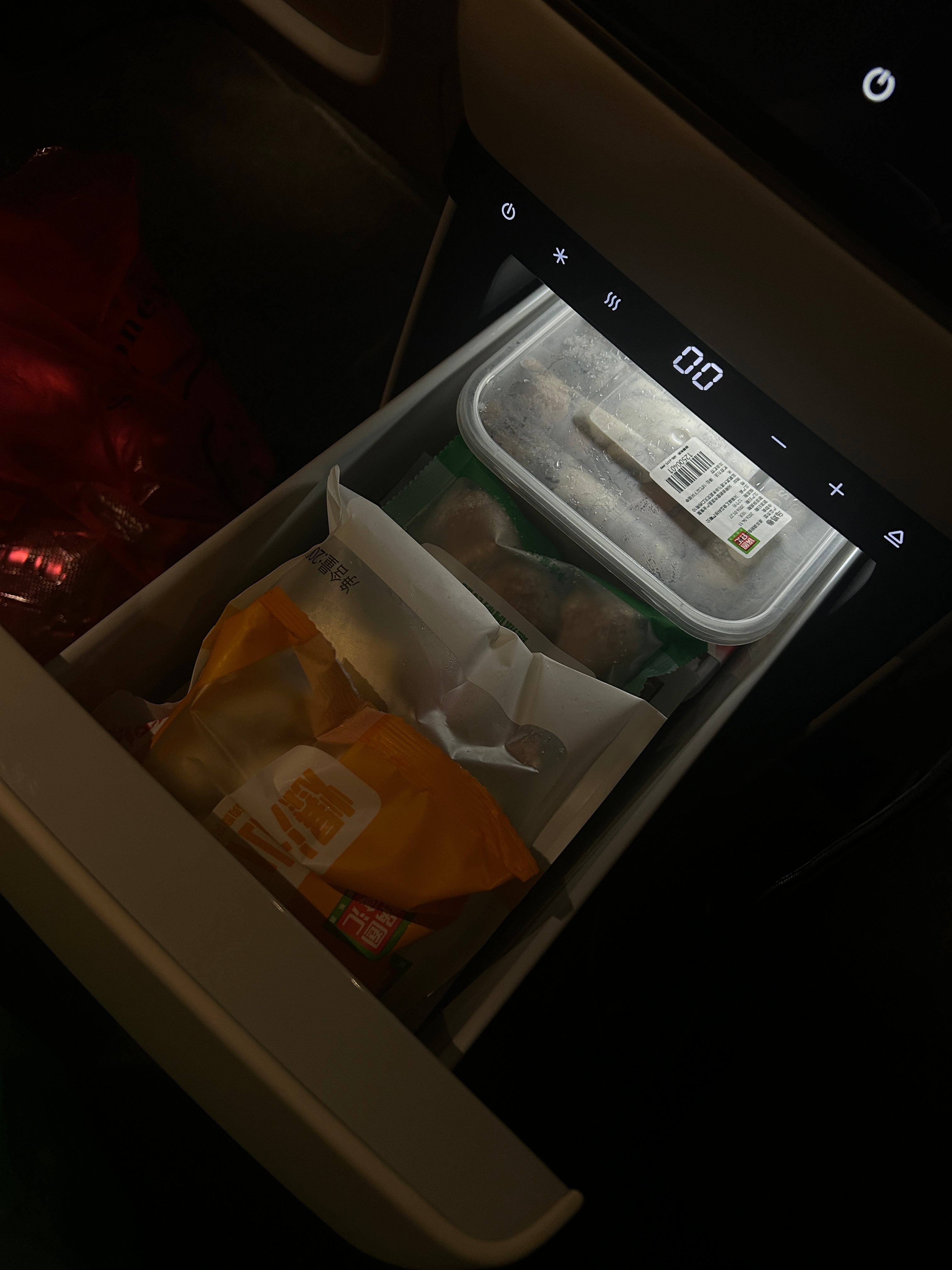 搁i8冰箱里放了点火锅食材，打算露营吃，结果几个小时到了目的地冻的邦邦硬了🥲最