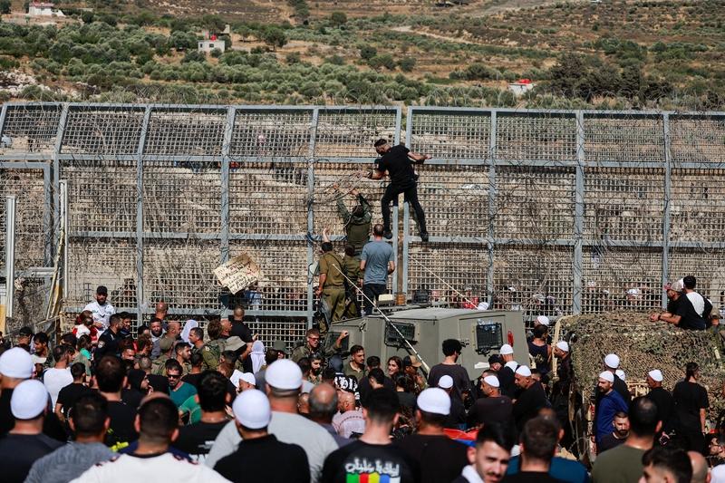 以色列向以黎边境增兵，意图很明显。在美以空袭伊朗后，地区局势紧张升级，以军多线作