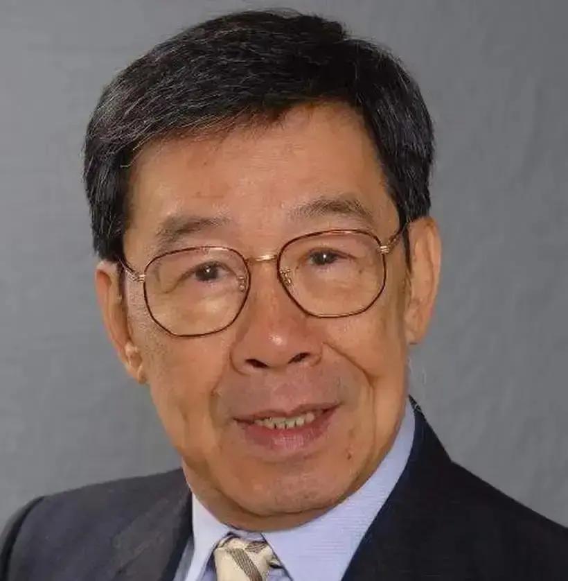 94岁的胡枫，把红馆演唱会从晚上8点改到下午3点。不是他唱不动夜场。是他怕台下那