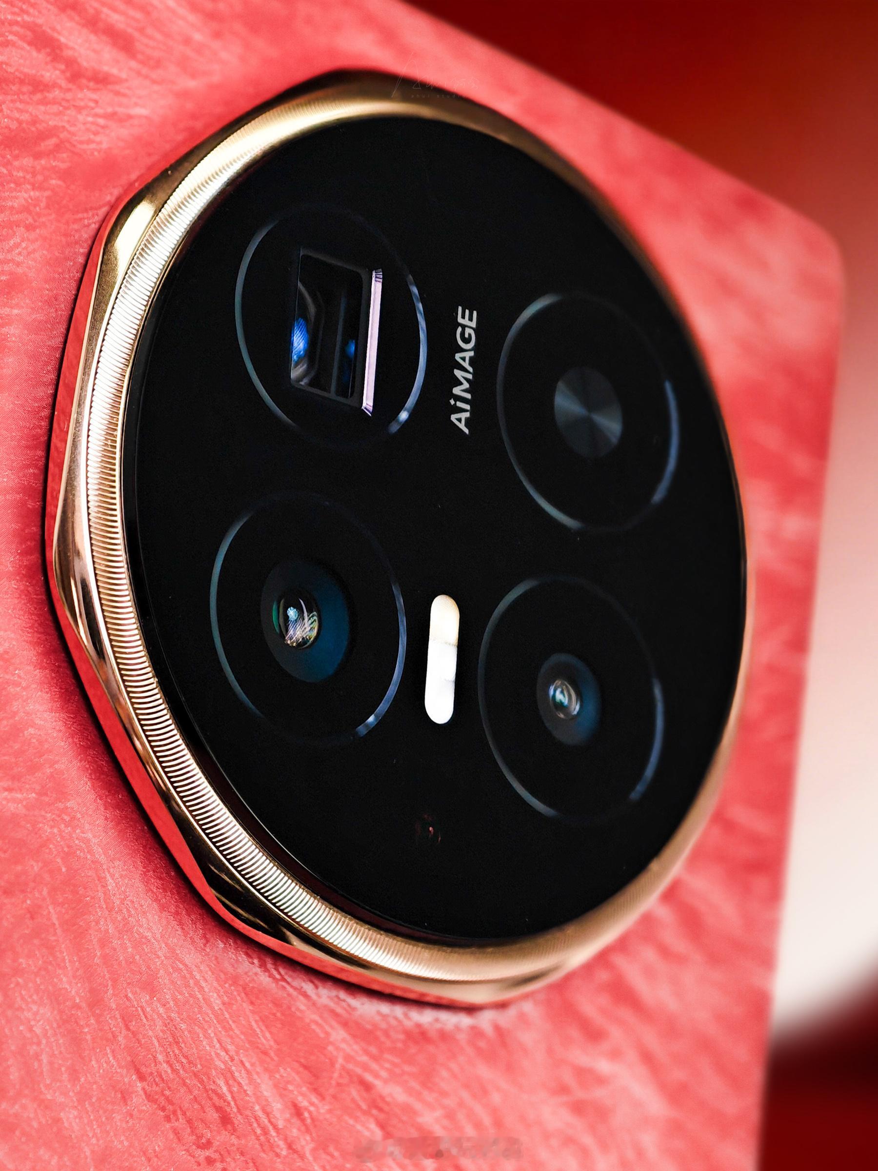 荣耀Magic V6 「赤兔红」纹理精致、质感高级，超轻超薄超越想象