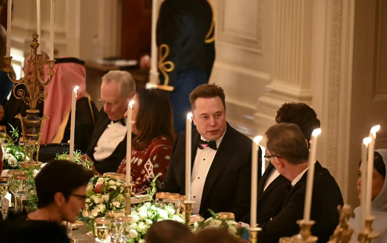 特朗普为沙特王储萨勒曼举办晚宴，马斯克、库克、黄仁勋等出席，以及上次接受采访说想