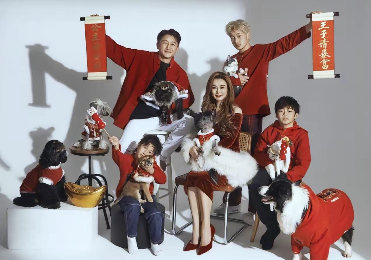 2月16日，冉莹颖和邹市明在社交平台分享新年全家福，一家五口同框画面，温馨又幸福