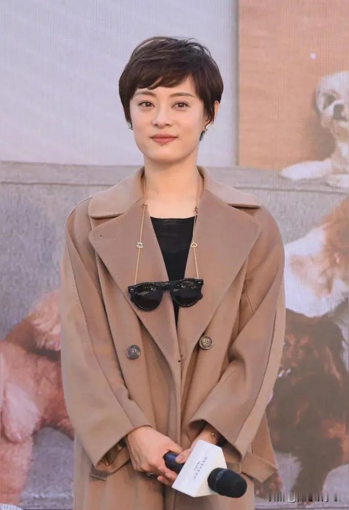 主持人问孙俪，超哥是加何咔一个上海丈母娘？她说，他哄哪里的丈母娘都行！因为他嘴很