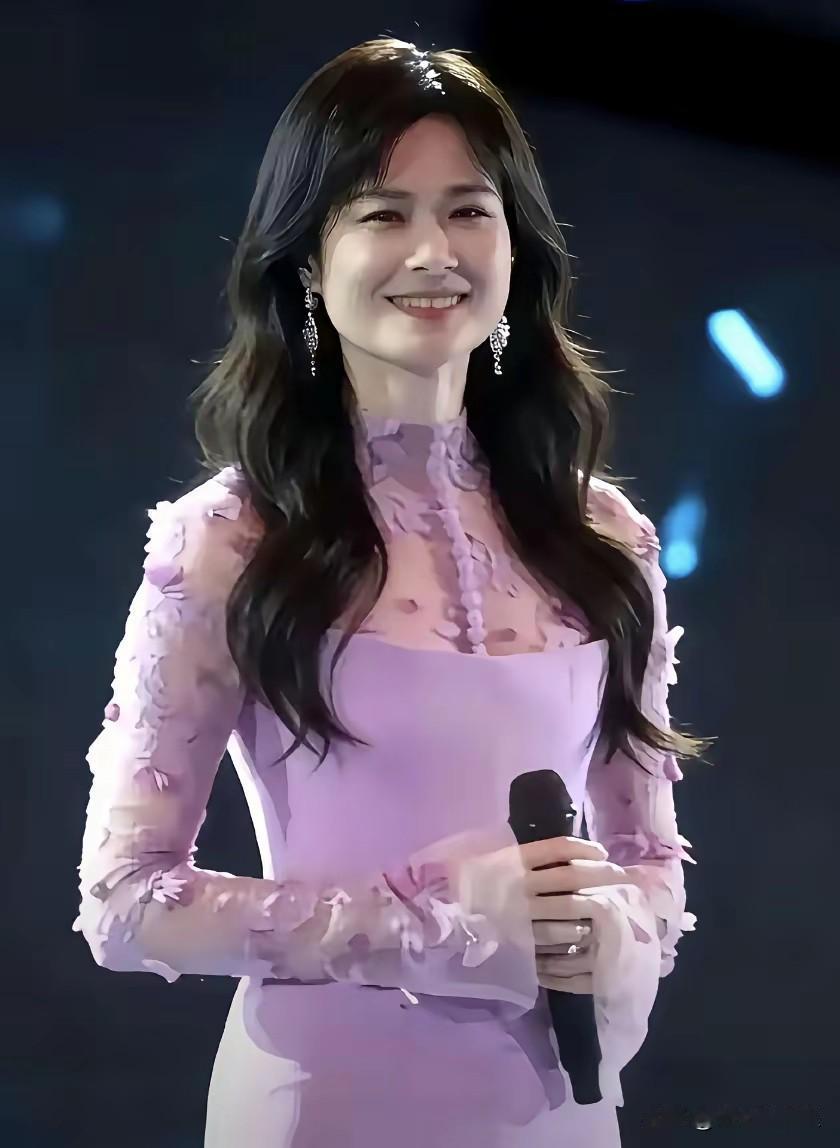 李宇春特像李大姐
    李宇春长发一下子老了，像李大姐。看惯了李宇春中性打扮，