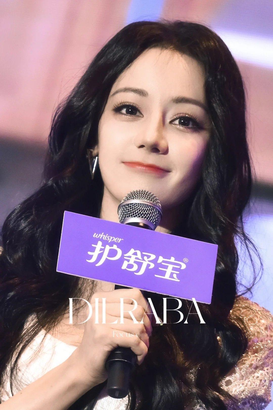 路虎卫士全驭代言人迪丽热巴 一只很萌的卷毛甜热热(*σ´∀`)σ 
