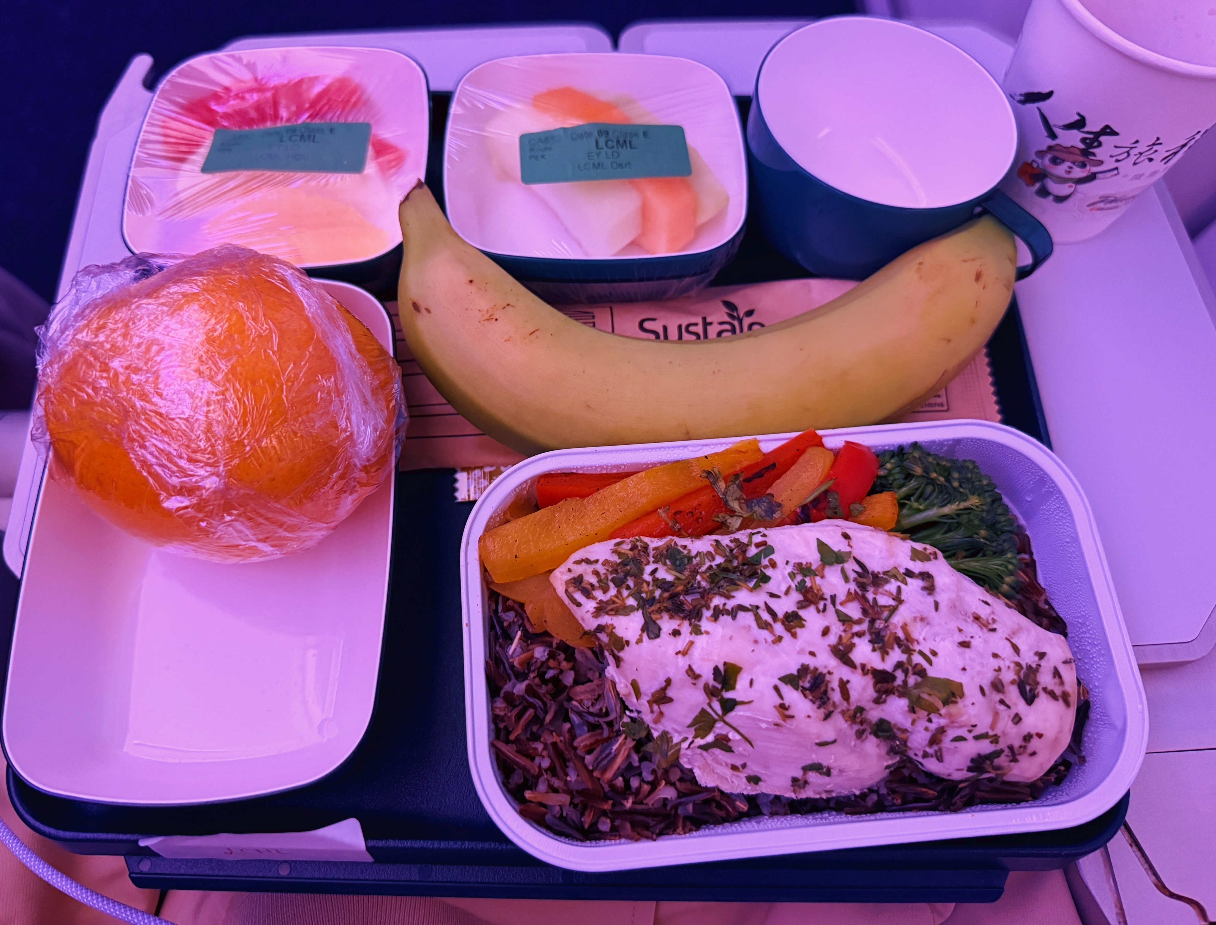 一条来自空中的微博✈️返程升舱太贵了 我最终800块选的紧急出口 巨大腿部空间坐