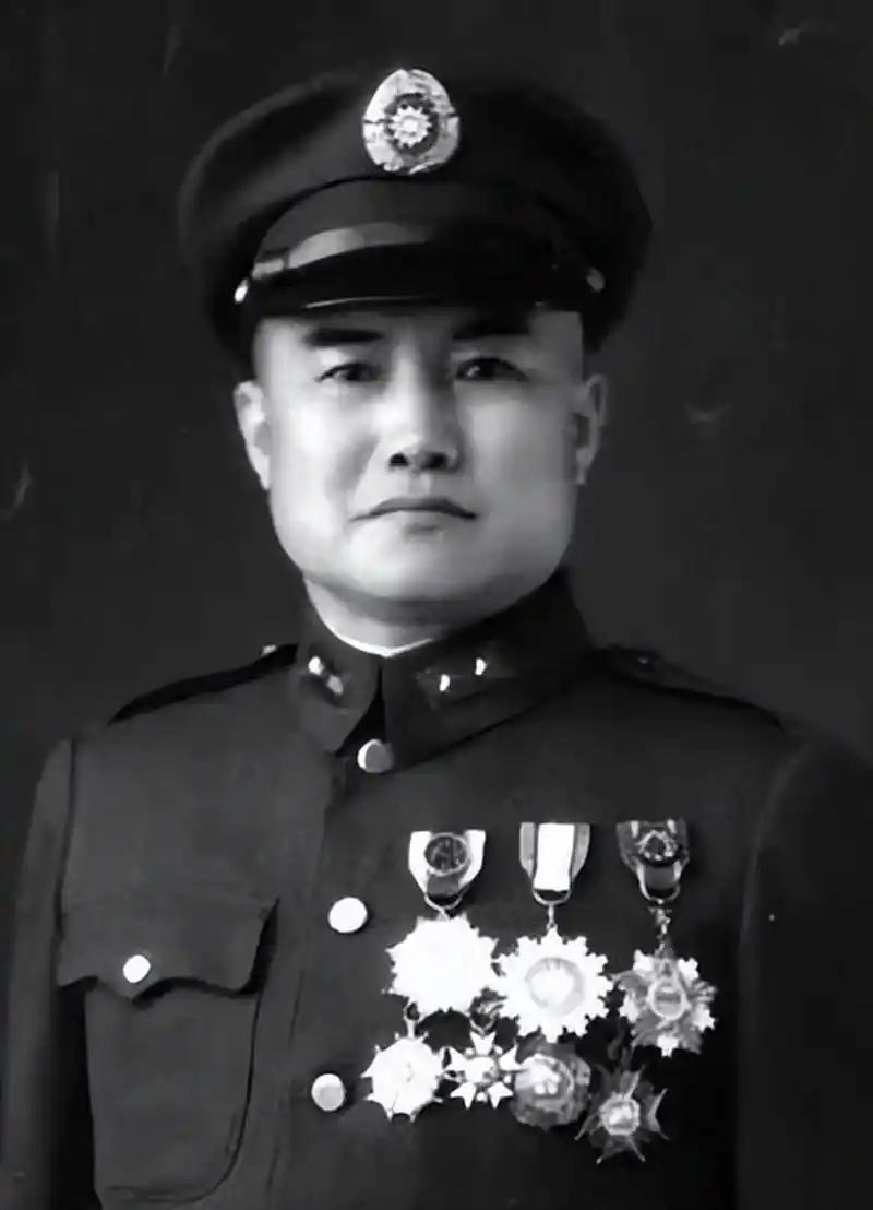 1948年10月，国民党中将周福成的女儿从北平来到沈阳，劝说父亲起义，周福成勃然