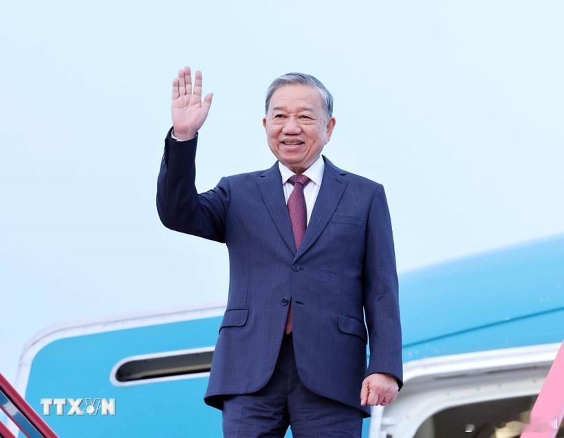 苏林抵达平壤。苏林率越南高级党政代表团访问朝鲜，将出席朝鲜80周年党庆阅兵。 ​