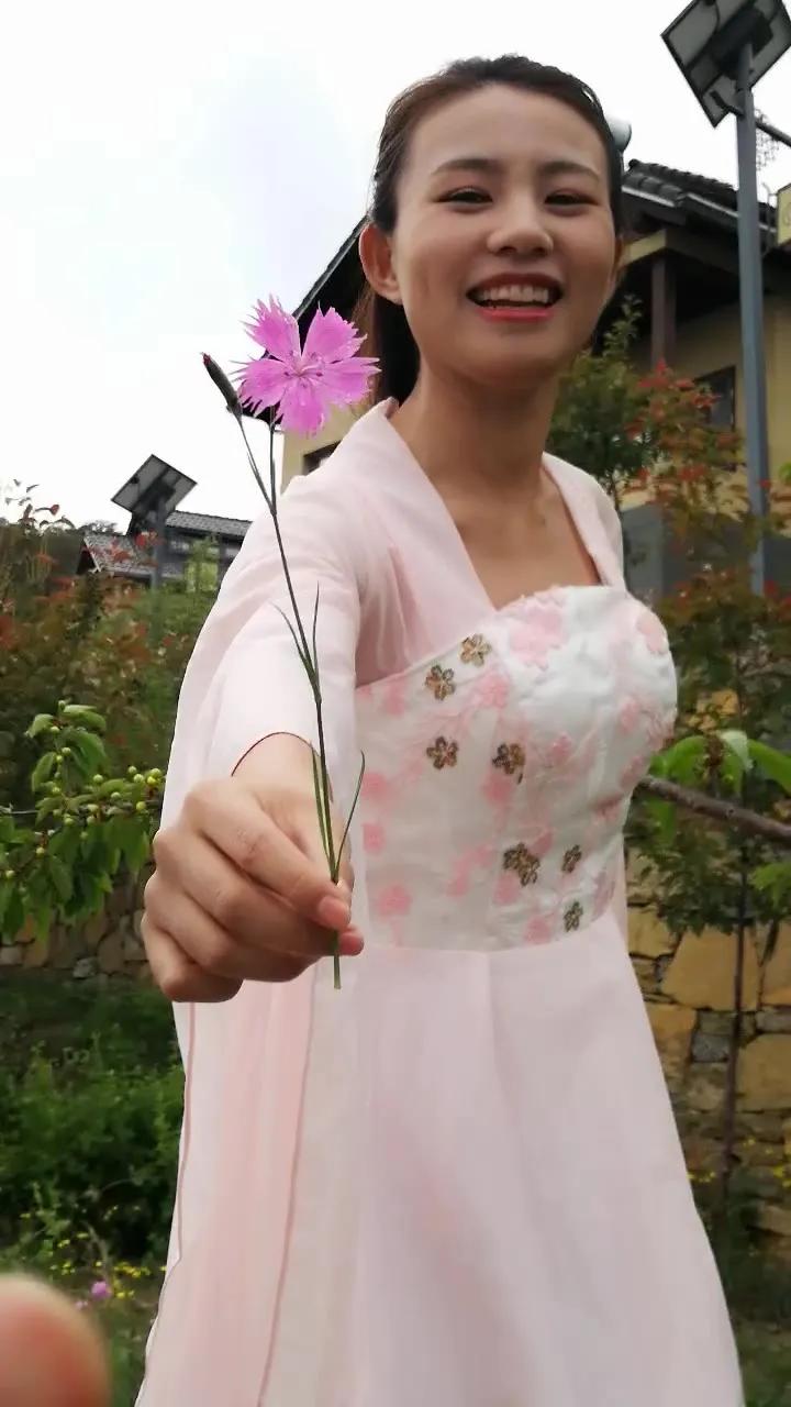 #春日生活打卡季##🌹小仙女# 春天来了，所有的美都是毫无限制的[爱慕]
