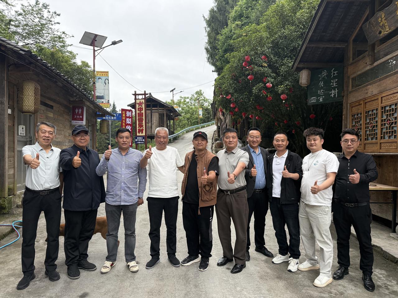 以初心赴岁月，以大爱证此生
———西部杨刚
岁月从不曾停下脚步，每个人都在时光的