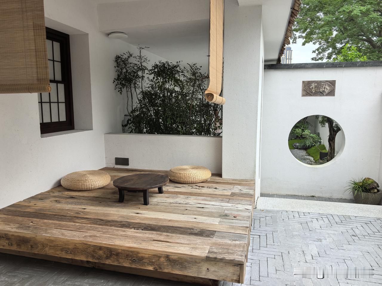 这是我至今去过最有特色的茶室，🈶种苏州园林的建筑风格，不仅如此，老板收集不少老