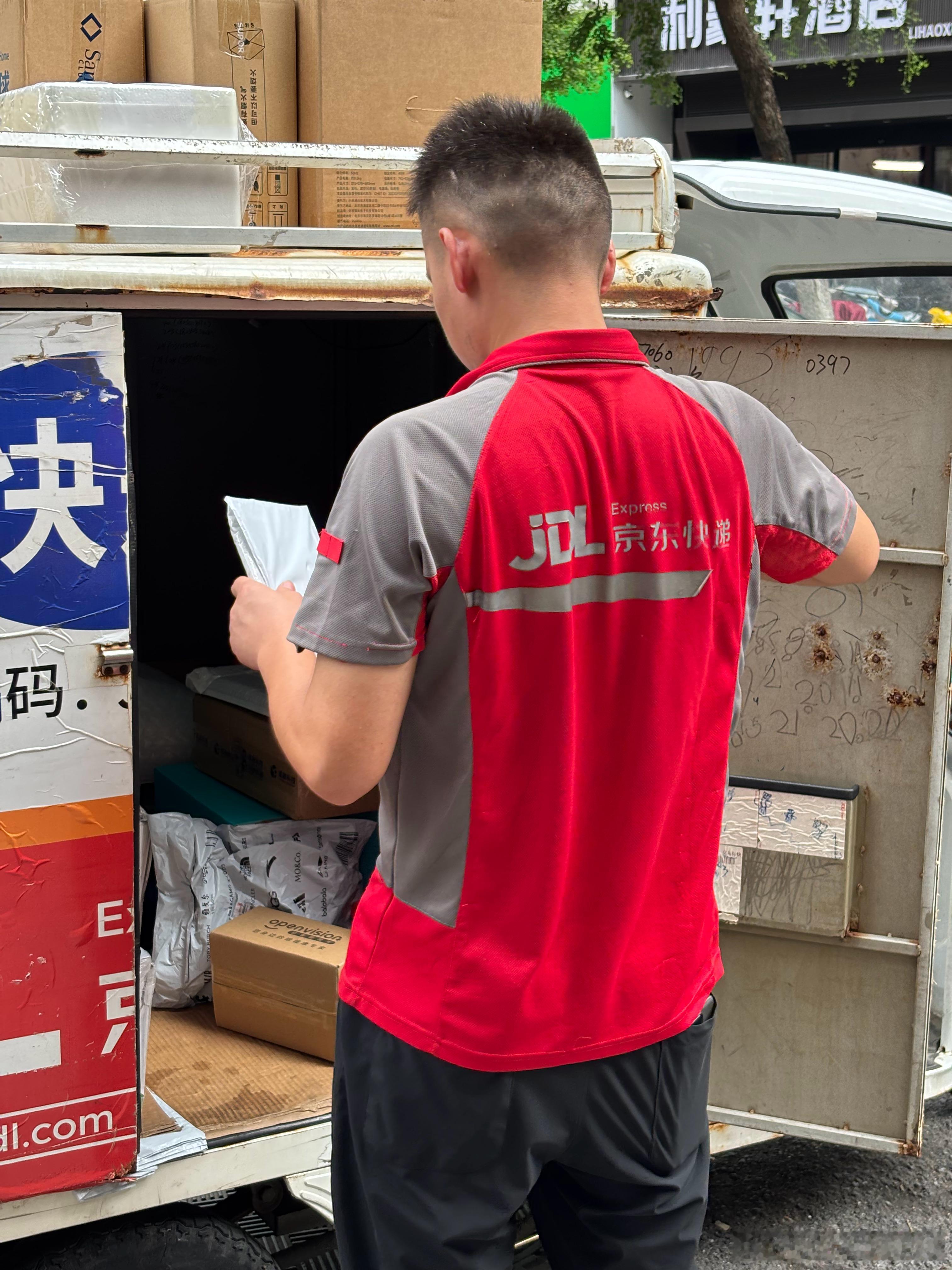 老城区的 JD 小哥似乎跟周围的街坊邻里都很熟稔 