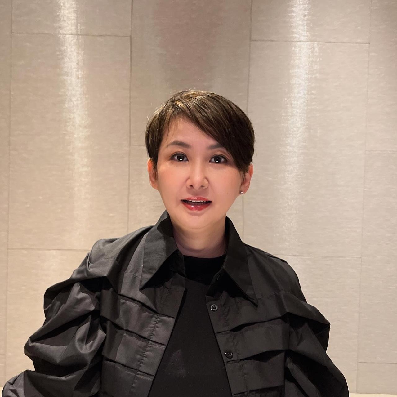 当年她是香港很出名女歌手，唱过几首很经典歌曲，估计现在只有老歌迷才认识她