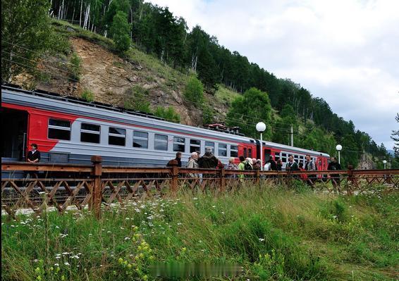 【环贝加尔湖旅游专列和车站】旅游列车共有六节车厢,每节能坐40多人,全列共有游客