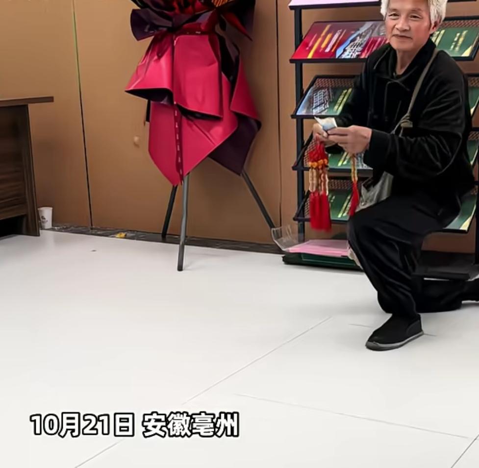 安徽亳州一男子跪地乞讨，女子好心给他一个月饼，男子闻了下直接就砸地上离开。女子称