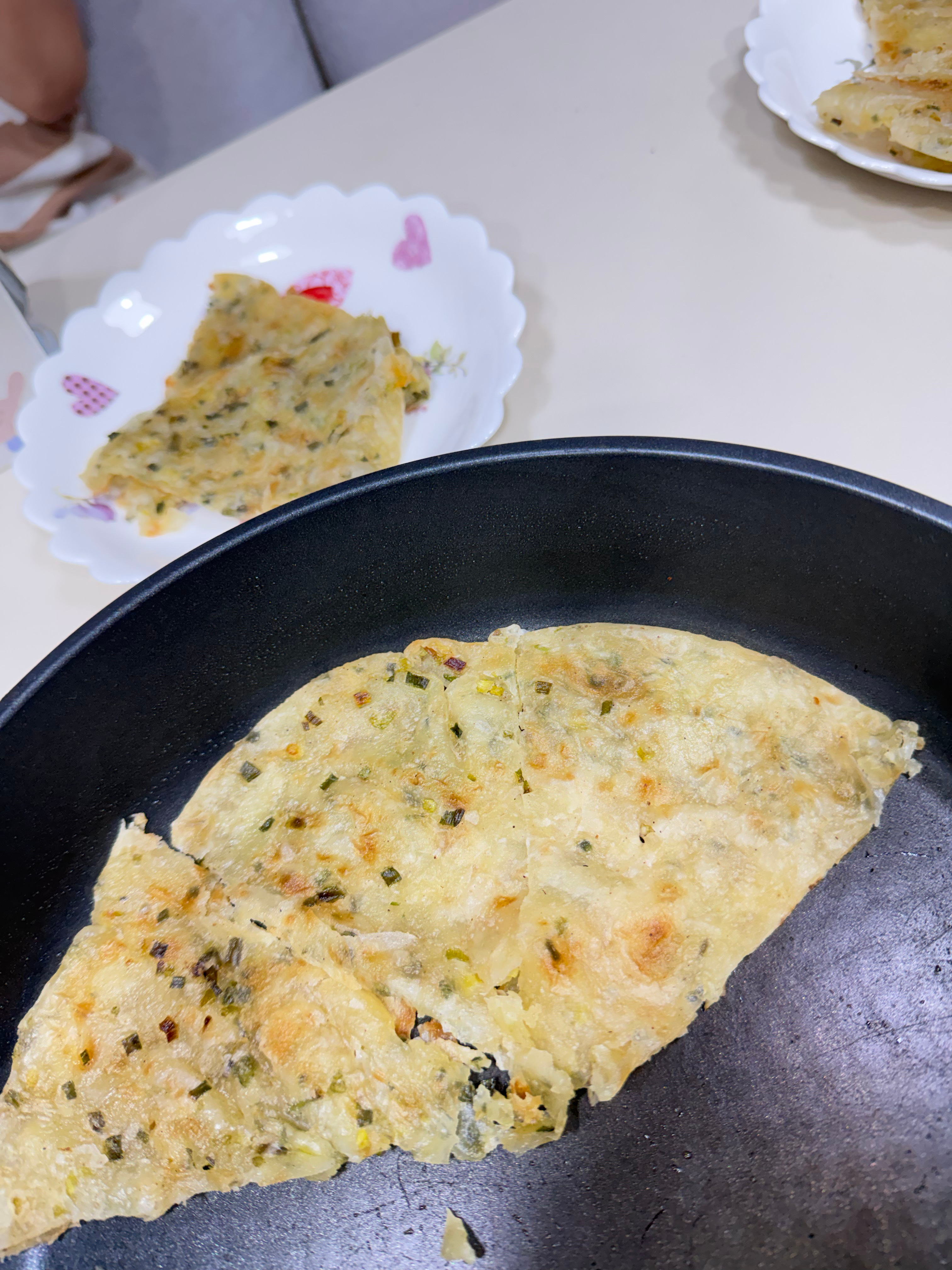 大晚上的！俩孩子饿了赶紧给做了点葱油饼[允悲] 俩孩子一人干了一大张[允悲]老米
