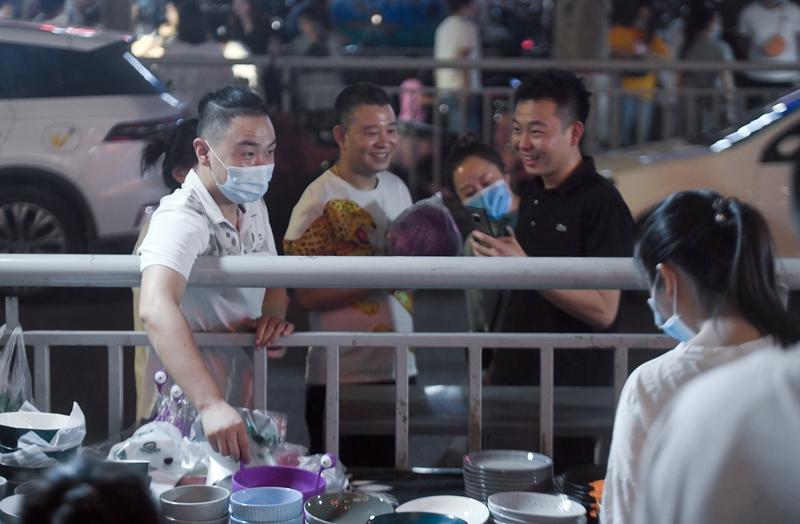 走投无路时，摆地摊是个可行的选择，而且一点不丢人，靠自己双手赚钱超体面。很多人就