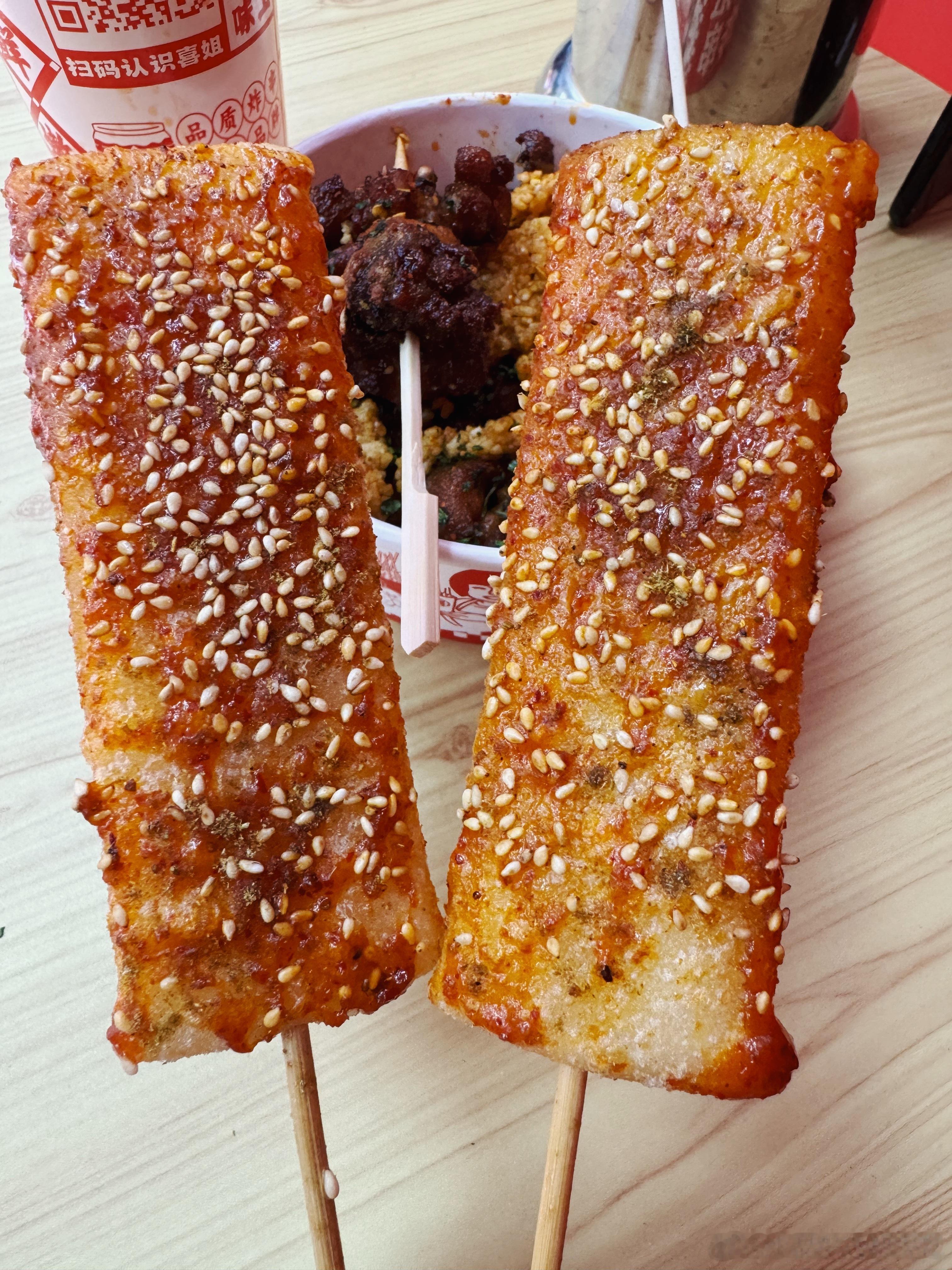 喜姐炸串的烤年糕软糯好吃.锅巴辣子鸡也不错，锅巴香香脆脆的.#好好吃饭##消暑饮