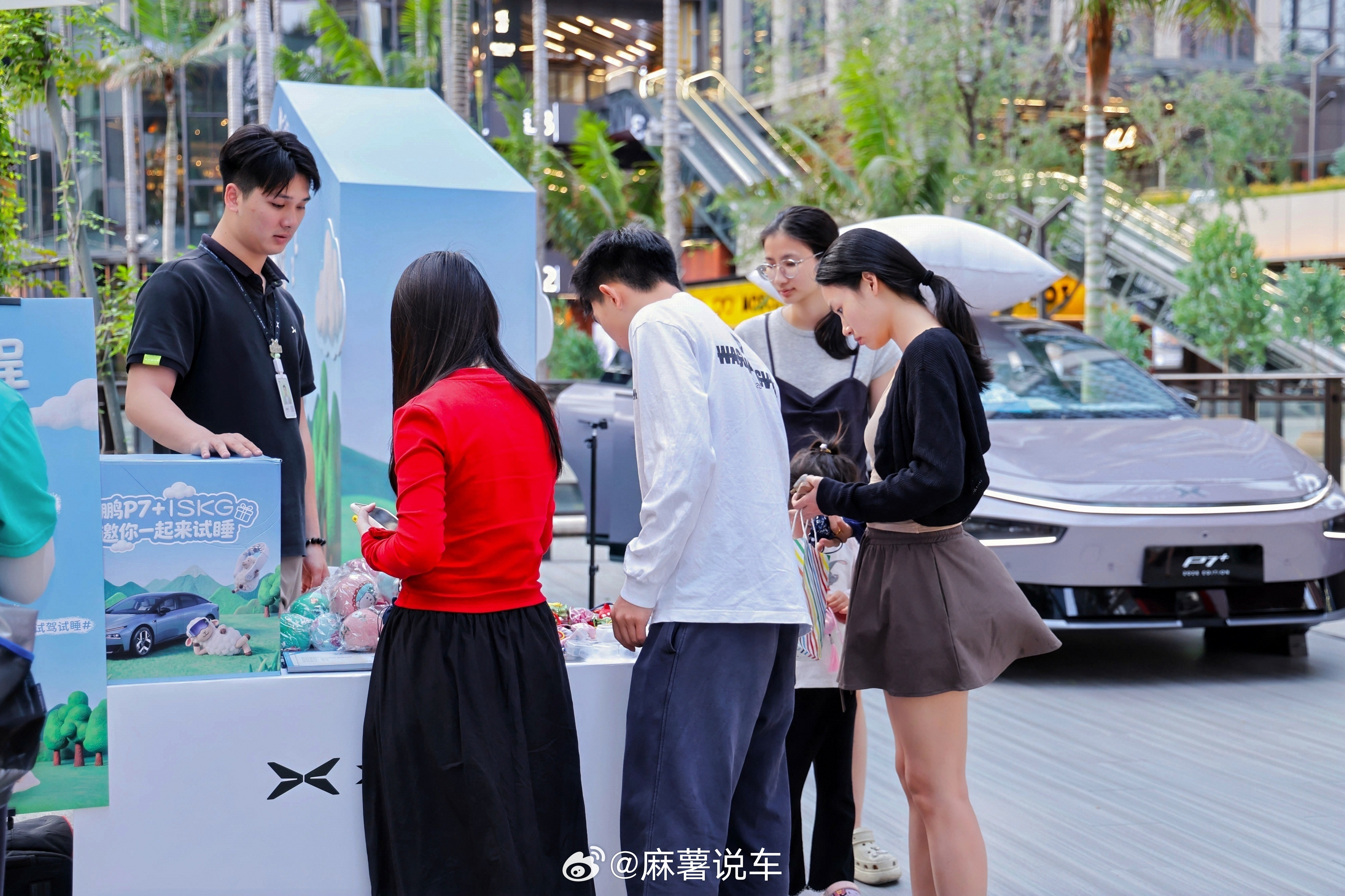 小鹏P7+这次和SKG的睡眠日快闪真的很懂打工人！语音唤醒小憩模式，座椅放平、静