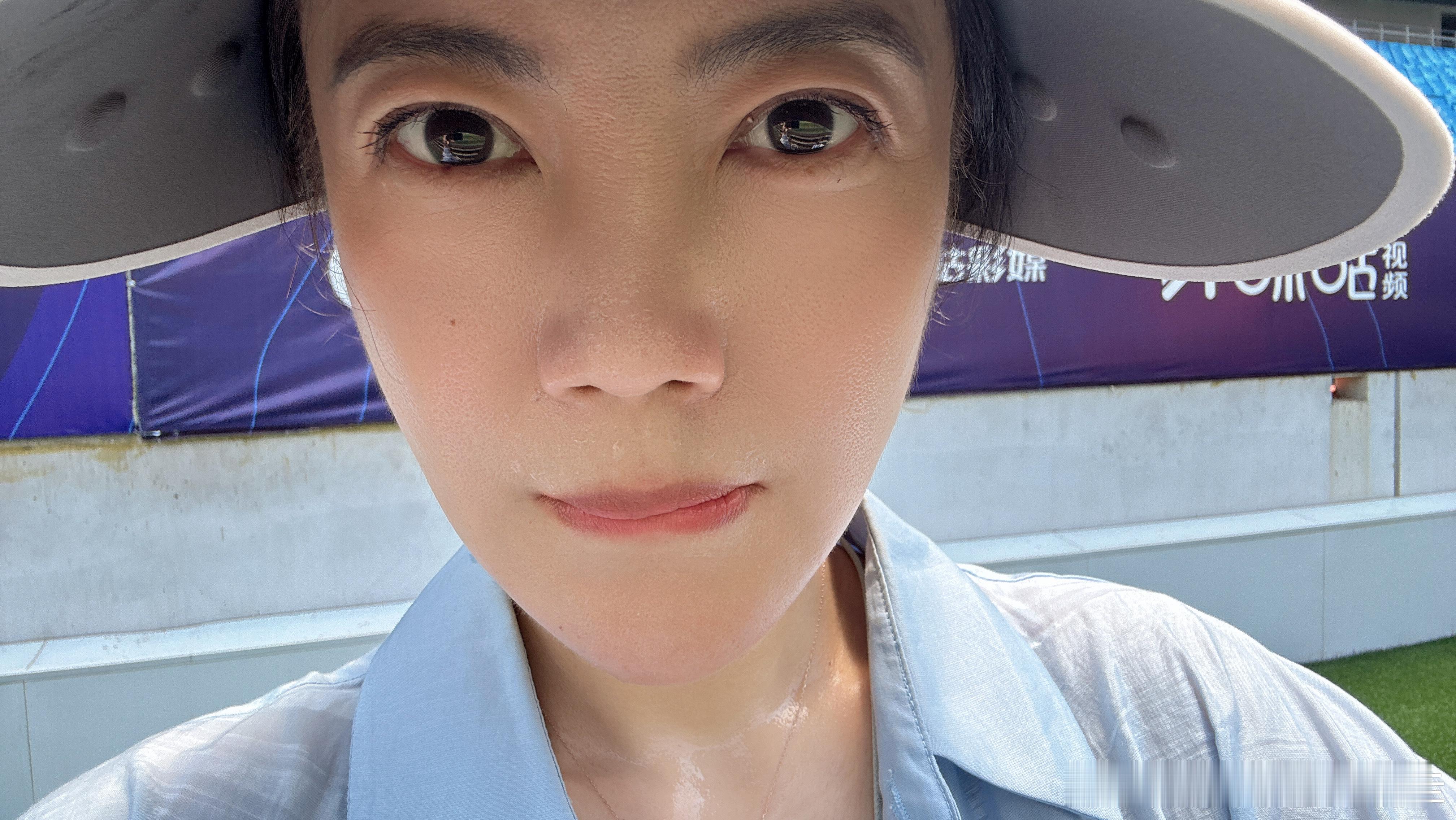 这天，在外面拍摄5分钟后就从头到脚湿透，此时此刻我能清晰感觉到汗珠从头顶顺着脖子