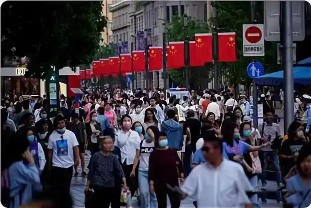 为何14亿人口拉不动消费，根源就这两个：一是后有后顾之忧，社会保障水平低，教育、