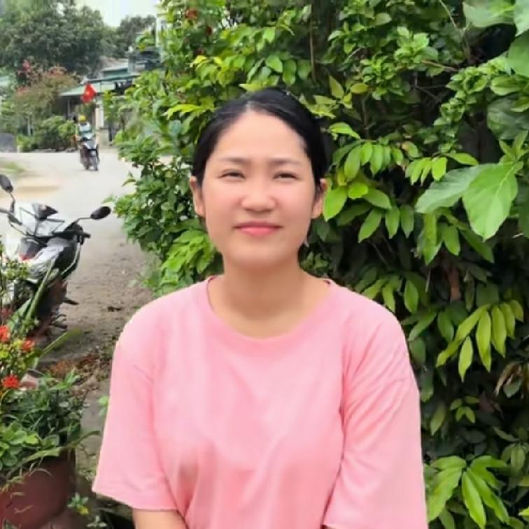 小松和秋秋在越南省城安沛建民宿，二层封顶已经成功。现在开始盖三层楼，卖材料的老板