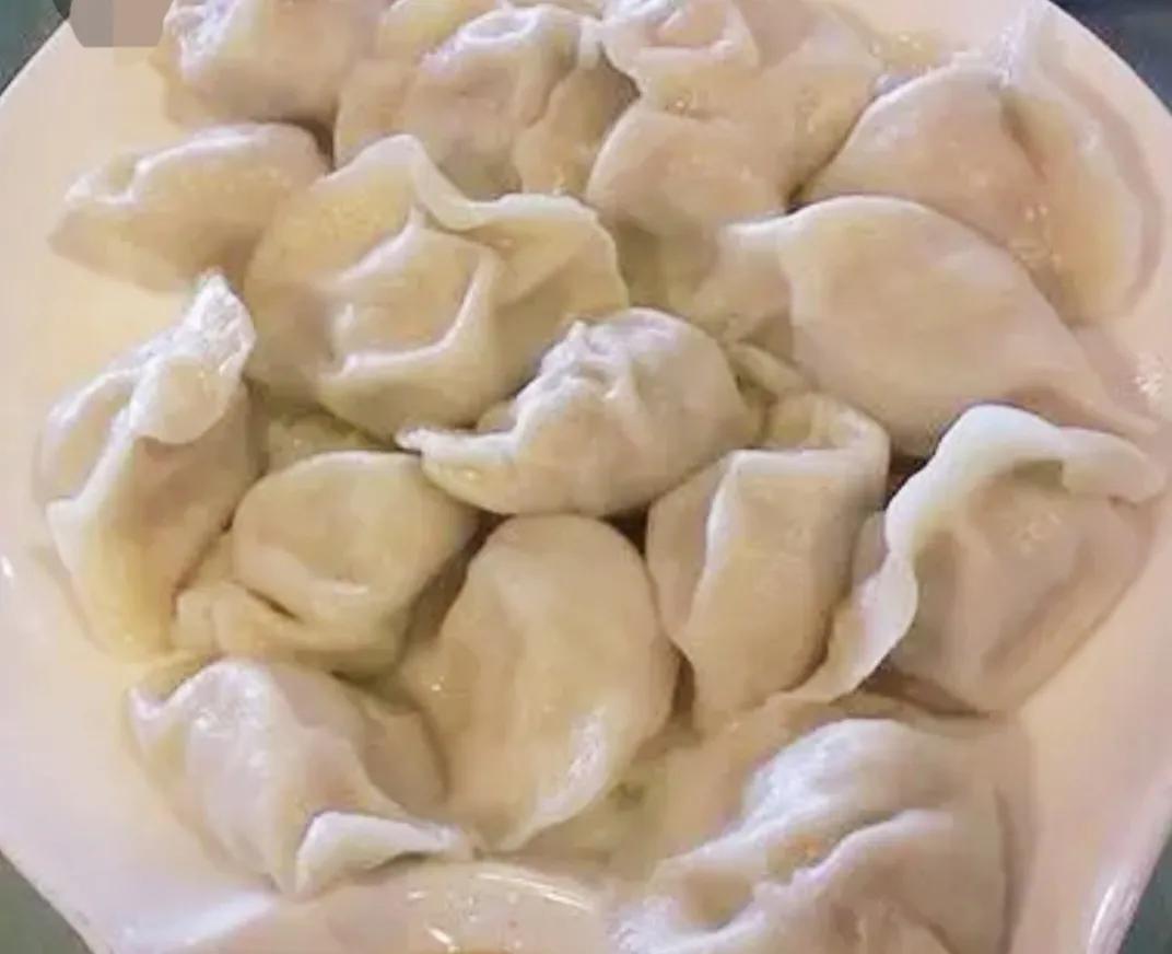 上午一个人忙乎，包饺子，洗衣服。先揉好面团，盖上湿蒸布。饺子🥟西葫芦馅、大虾和
