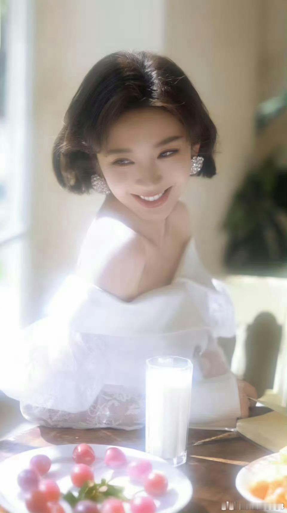 唐艺昕演我看世界杯 追世界杯的样子被唐艺昕精准演绎，强队对决时紧盯屏幕，落后时满